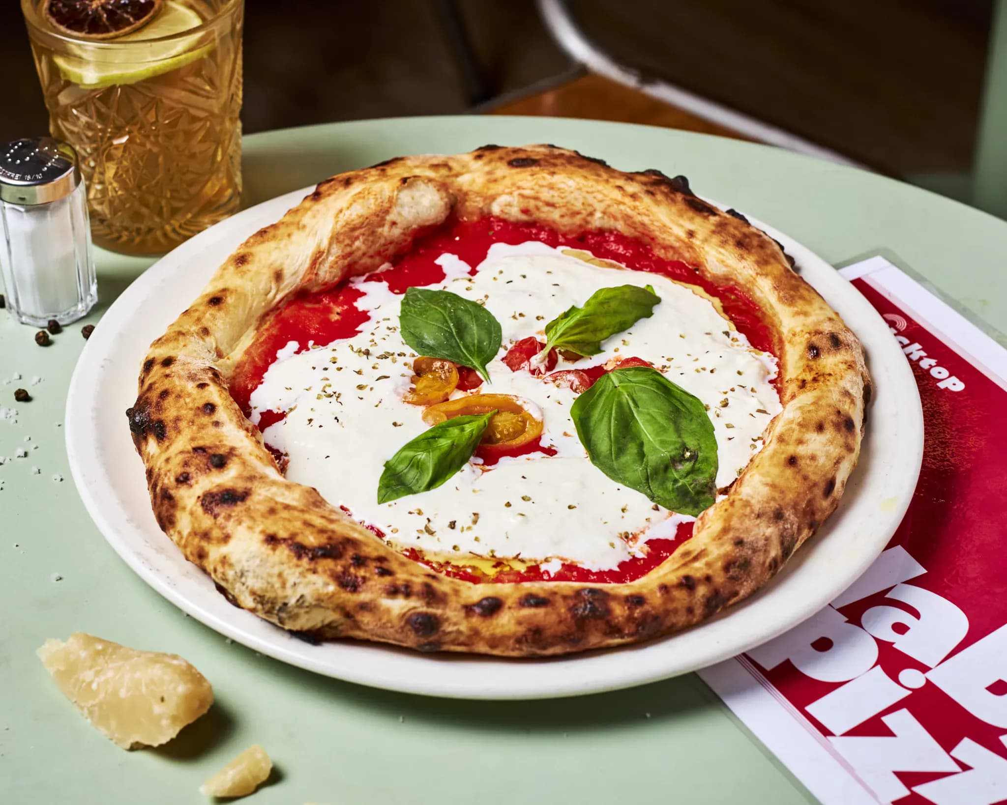 Pizza Stracciatella au four a bois - Bricktop Paris